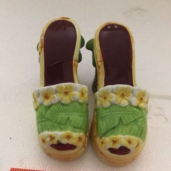 Vintage, high heel shoe salt, and pepper shaker by￼Pelzman - Picture 2 of 4